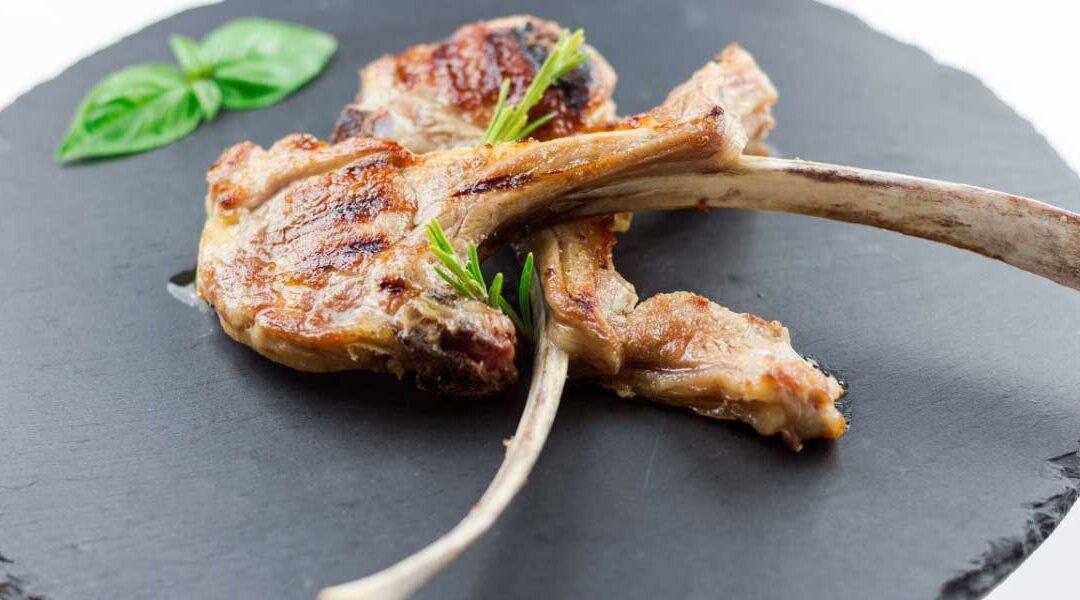 Grilled lamb chops in Roman style